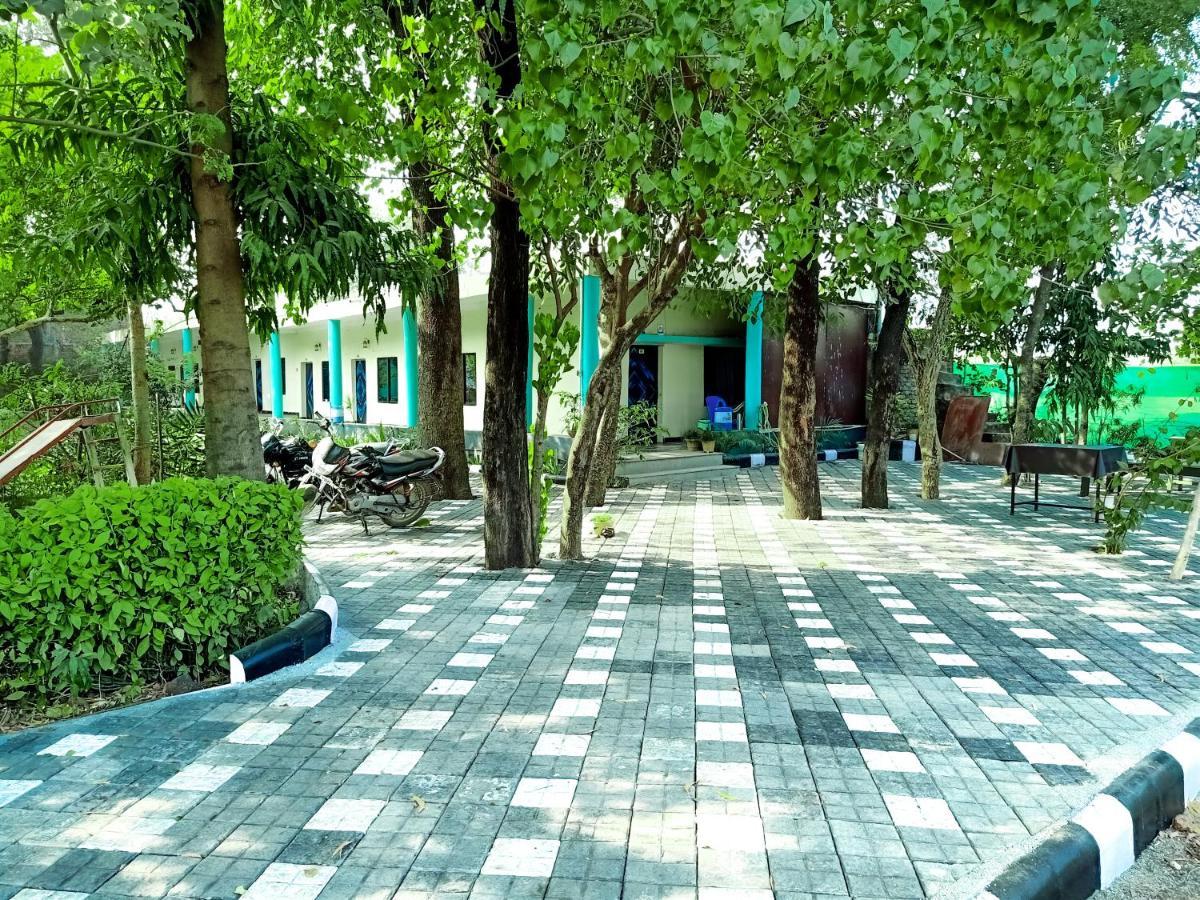 Hotel Green Park Jabalpur Bagian luar foto