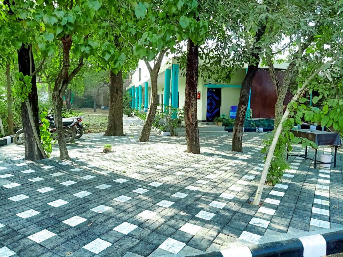 Hotel Green Park Jabalpur Bagian luar foto